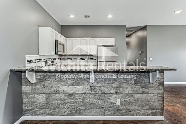 Building Photo - 645 N Grandstone St