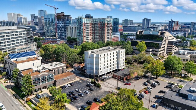 Building Photo - Music Row Condo near the Roundabout!