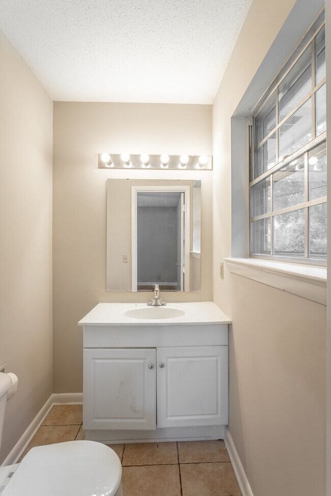 Building Photo - 3 Bedroom Home Close to All