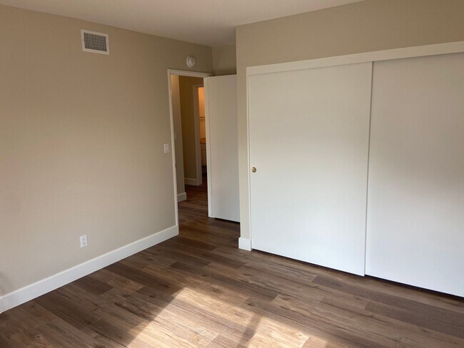 Building Photo - Updated 5 Bed, 3 Bath in Lomas Santa Fe Hi...