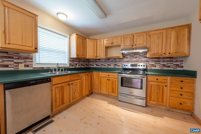Building Photo - 497 Sunset Dr