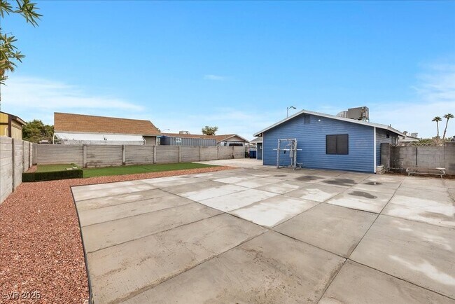 Building Photo - 6440 Bugbee Ave