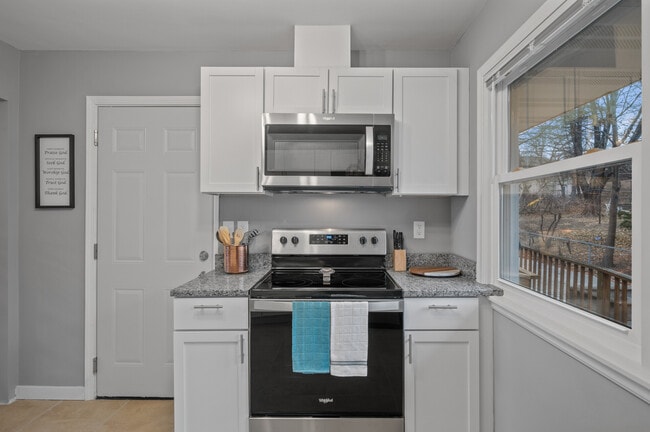 Building Photo - 248 Ruth St N