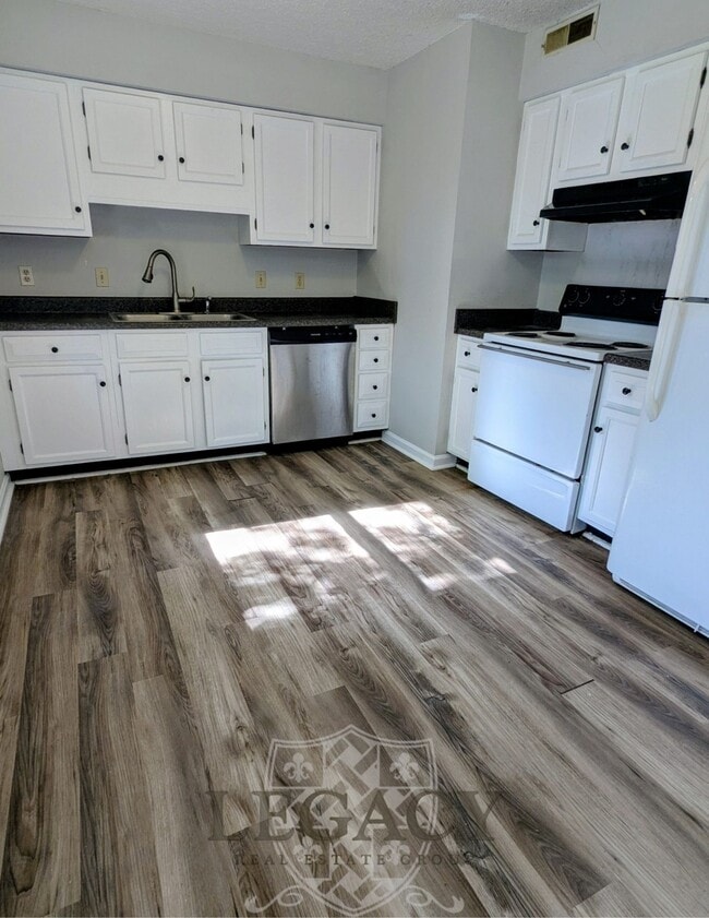 Building Photo - 2436 Thoroughbred Dr