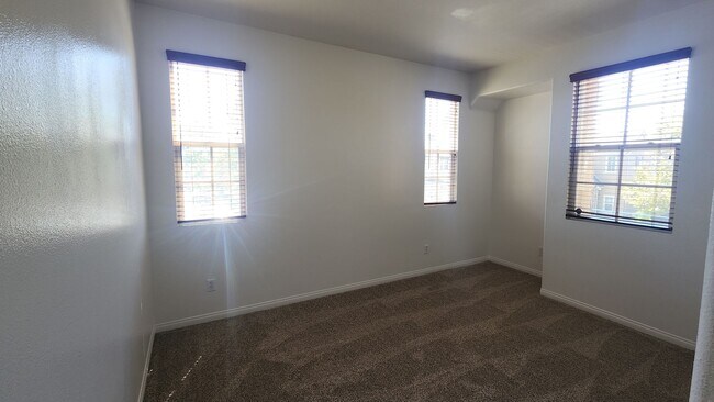 Building Photo - 476