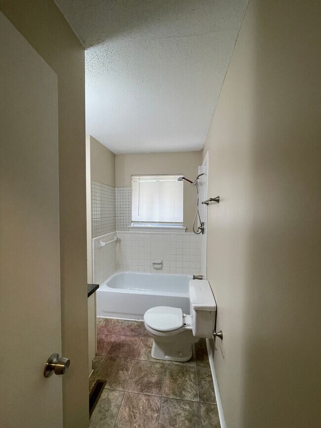 Building Photo - Nice 3 bedroom 2 bath home close to Harrison