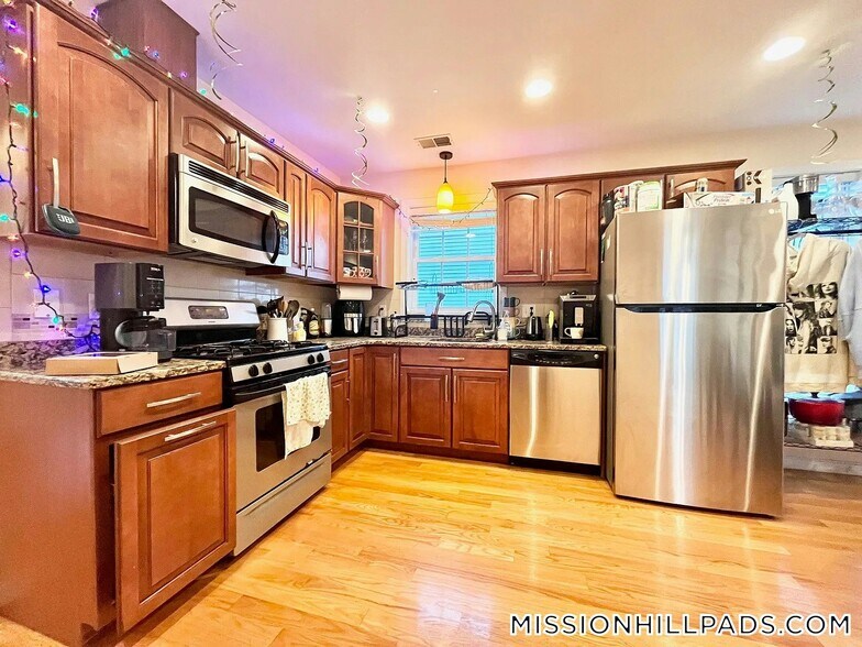 Building Photo - 207 Hillside St