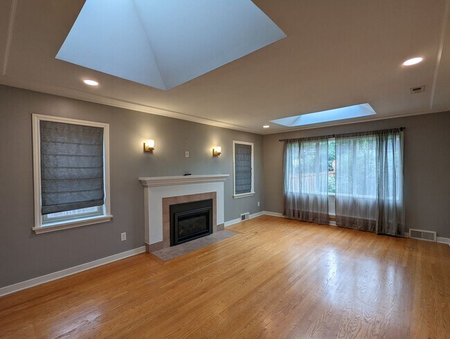 Building Photo - 4 br, 3 bath House - 2350 Boyer Ave E