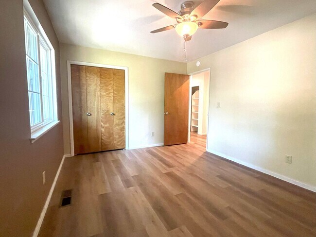 Building Photo - 3/2 plus a large bonus room-Home on golf c...