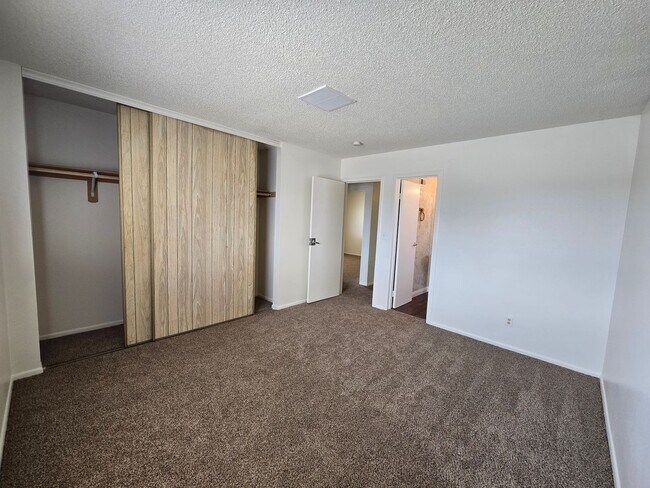 Building Photo - 5239 Erin Cir