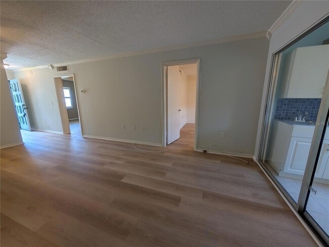 Building Photo - 13850 Oakwood Ln