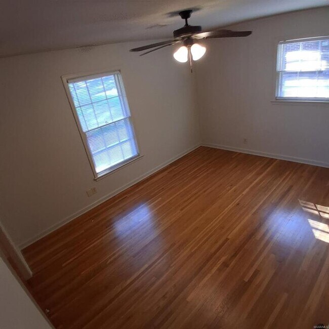 Building Photo - 3733 Royal Crest Dr