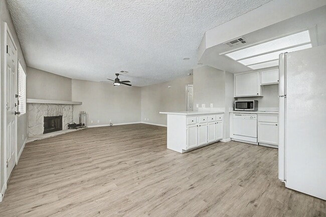 Building Photo - 2 Bedroom Condo just off Summerlin Pkwy w/ views of pool