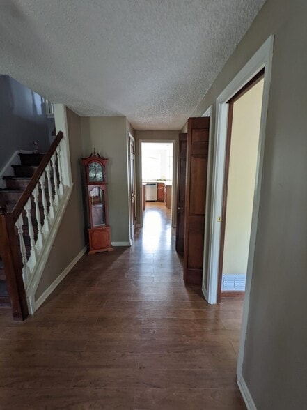 Building Photo - 19 Sandhollow Ct