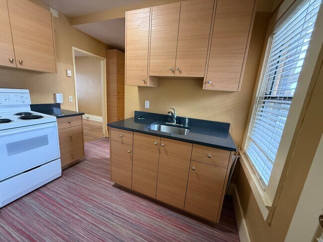 Building Photo - Historic Downtown Bend 1 Bed/1 Bath - Harriman Street