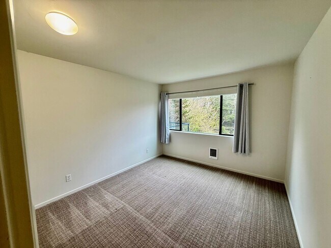 Building Photo - Beautiful 2 bed, 1 bath Shoreline Condo, $1850/mo.