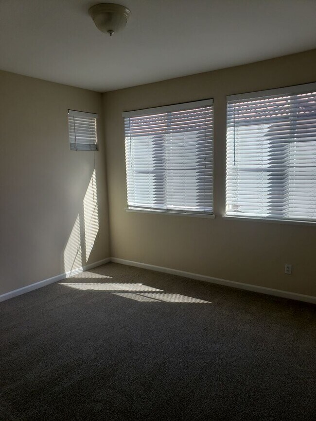 Building Photo - Wow! Move In Ready