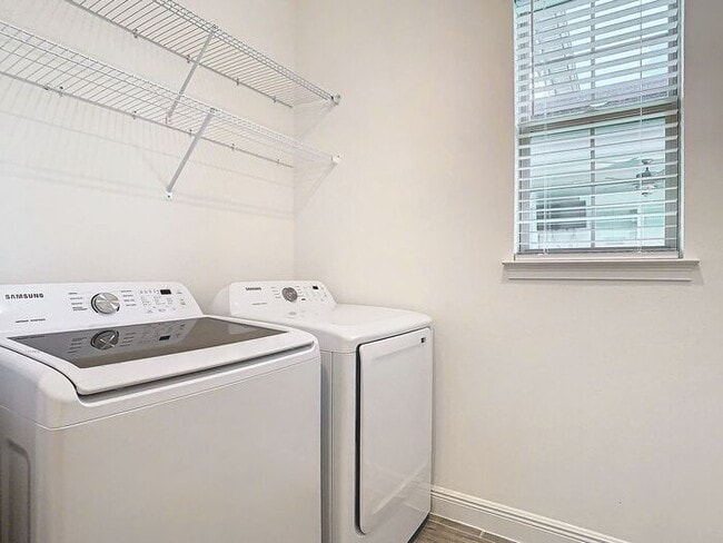 Building Photo - Gorgeous 3/2 Modern Home with a 2 Car Gara...