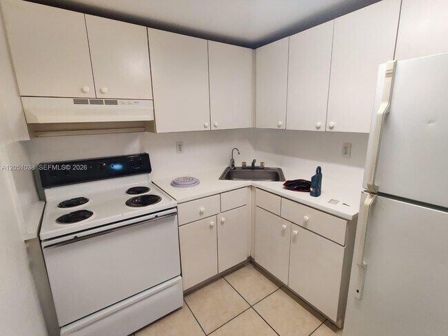 Building Photo - 666 W 81st St