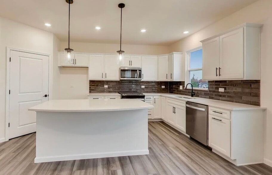 Building Photo - 2240 Bent Grass Way