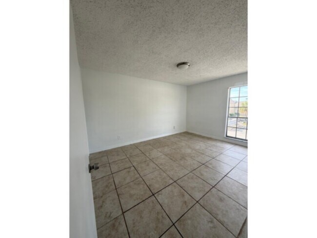 Building Photo - 2 bedrooms 1 bathroom condo in Serravela