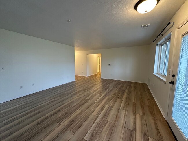 Building Photo - Caledonia Condo! Two Bedroom - Two Full Ba...