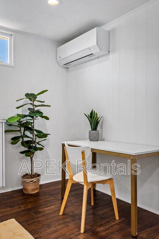 Building Photo - 980 N Buttonwillow Cir