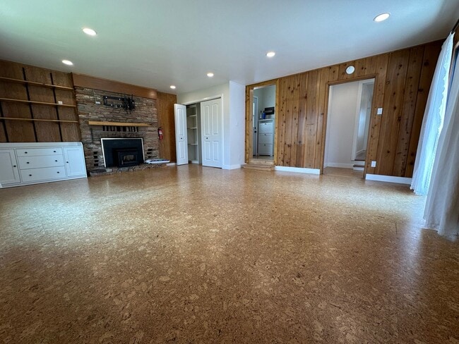 Building Photo - Beautifully landscaped home with modern up...