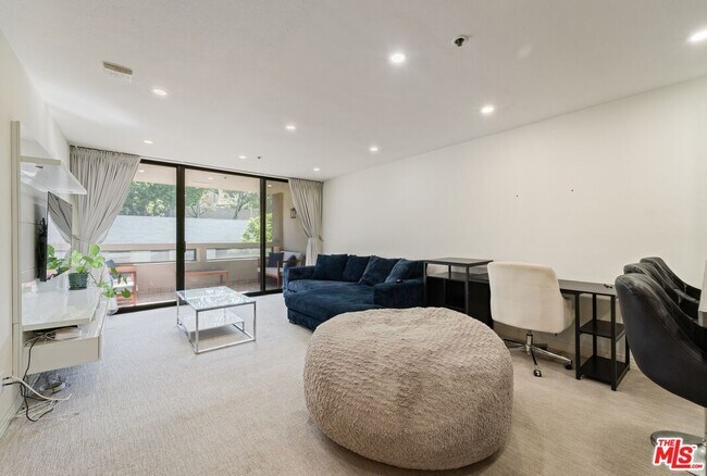 Building Photo - 121 S Hope St