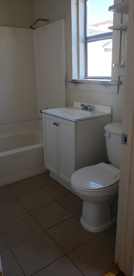 Building Photo - 1714 Glenoaks E Blvd