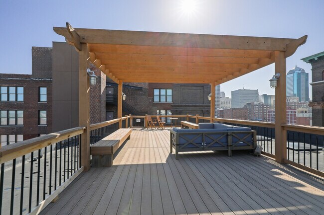 Building Photo - 308 W 8th St