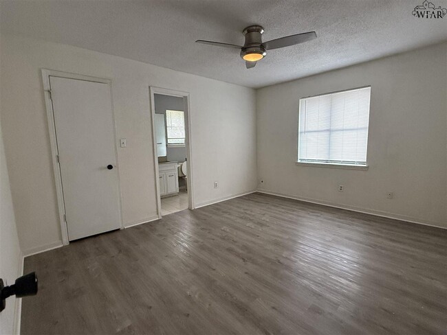 Building Photo - 5307 Hooper Dr