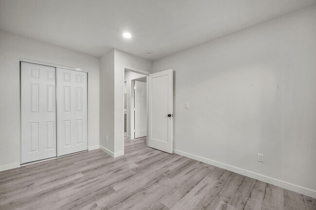 Building Photo - 5842-5840 Denver Ave