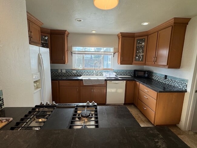 Building Photo - DUAL OPPORTUNITY!! 3 BEDROOM HOME + SEPARATE GUEST QUARTERS -FURNISHED OR UNFURNISHED