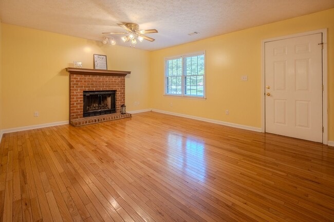 Building Photo - Proper Living in Winterville Georgia!