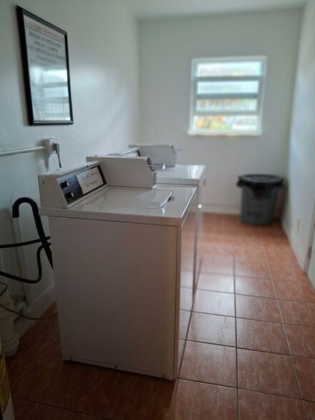 Building Photo - 5050 Bayview Dr