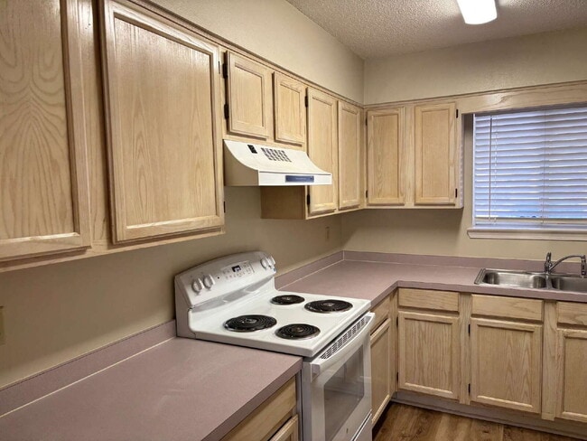 Building Photo - $200.00 Off First FULL Months Rent!