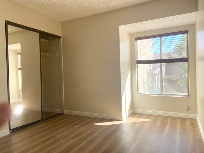 Building Photo - 379 Stanford Ct