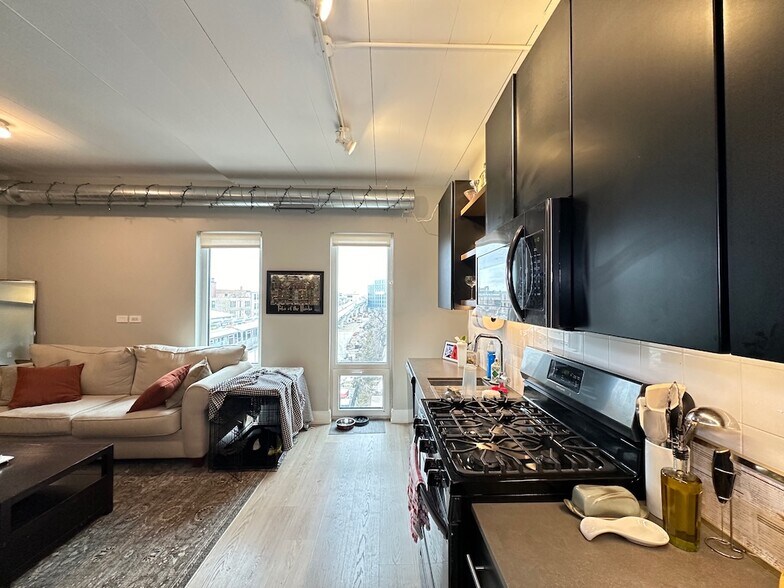 Building Photo - 941 W Belmont Ave