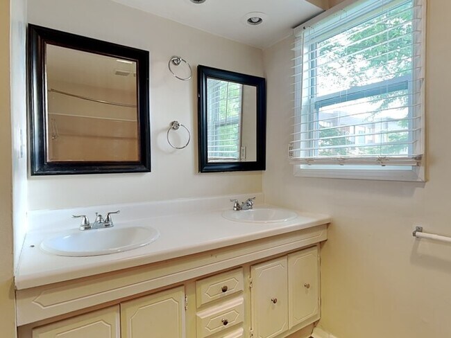 Building Photo - 4 bed 2 bath in Fishers!