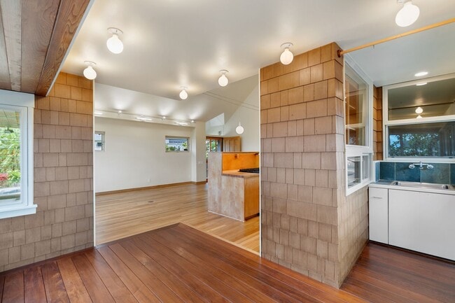 Building Photo - Lovely 2/2 Makiki Heights Home - Utilities...