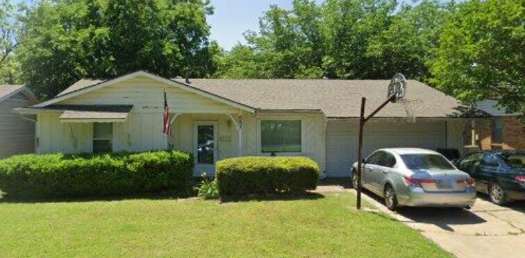 Primary Photo - 557 NW Newton Dr