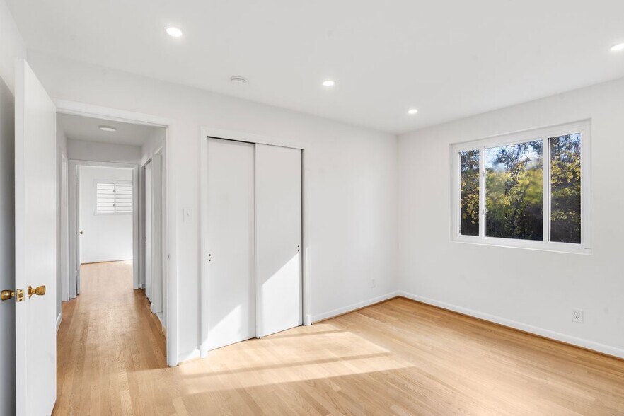 Building Photo - 618 19th St S