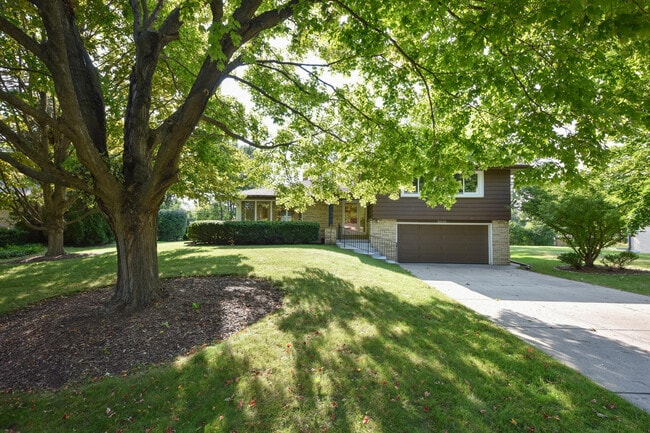 Building Photo - 8601 N Manor Ln