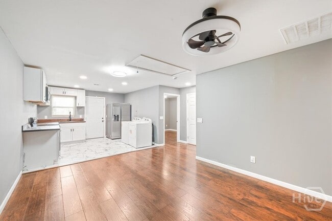 Building Photo - 2120 Krenson St