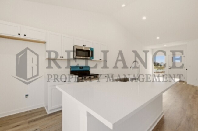 Building Photo - 5301 N Pinecrest Ct