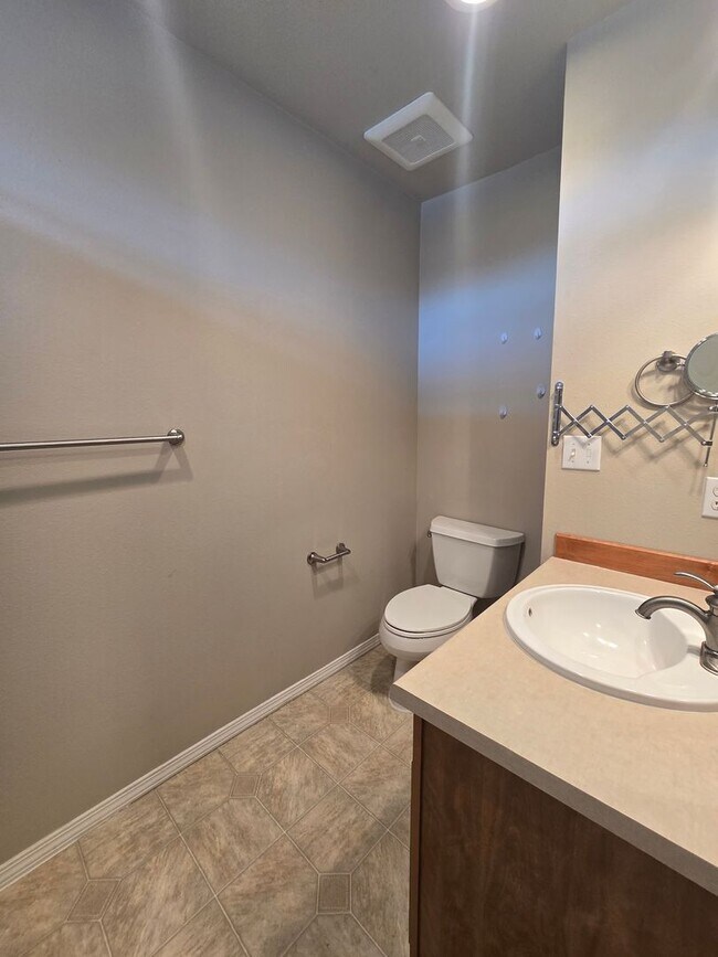 Building Photo - Possibly the Nicest & Most Convenient Townhome!