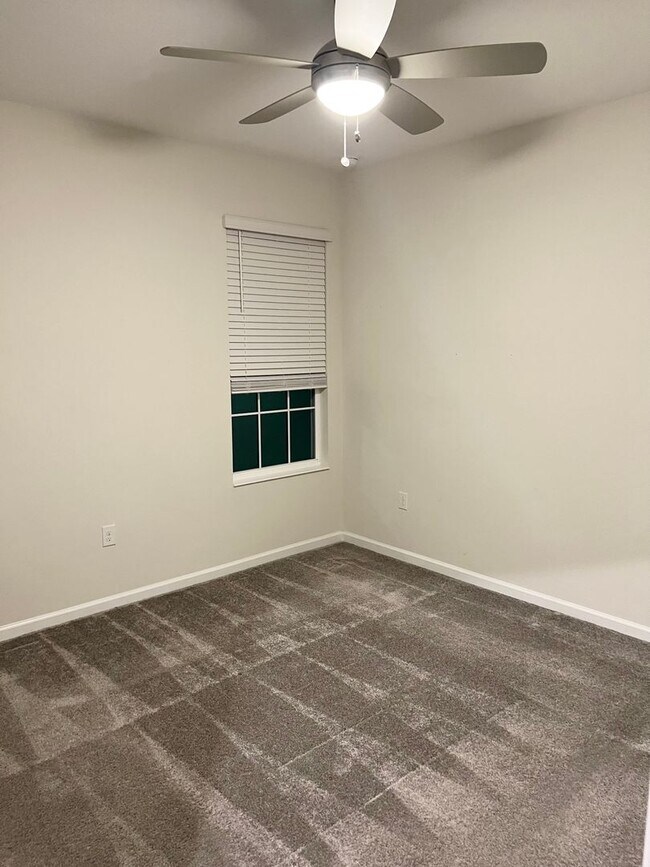 Building Photo - Incredible 5 Bedroom, 3 Bath Town home wit...