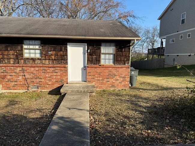 Building Photo - Just renovated!! Inglewood 1 bedroom duplex by park!! Pets okay!