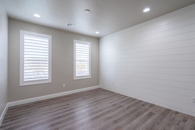 Building Photo - Newer Home in Prime Location with Spacious Layout & Two Living Areas